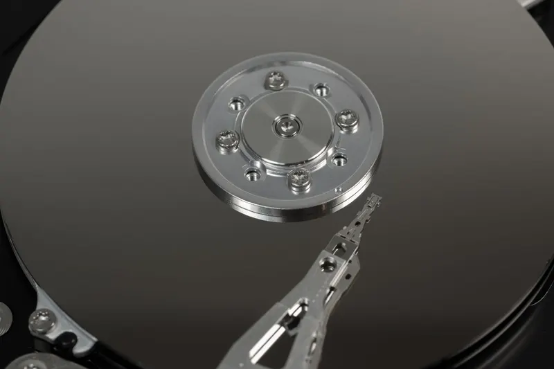 Interior de un disco duro mecánico, con sus platos y el brazo lector