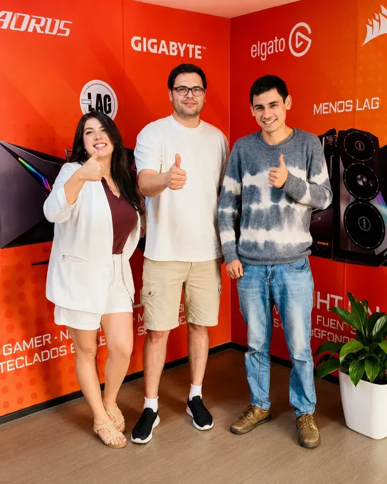 Equipo de Menoslag en el local de Casablanca